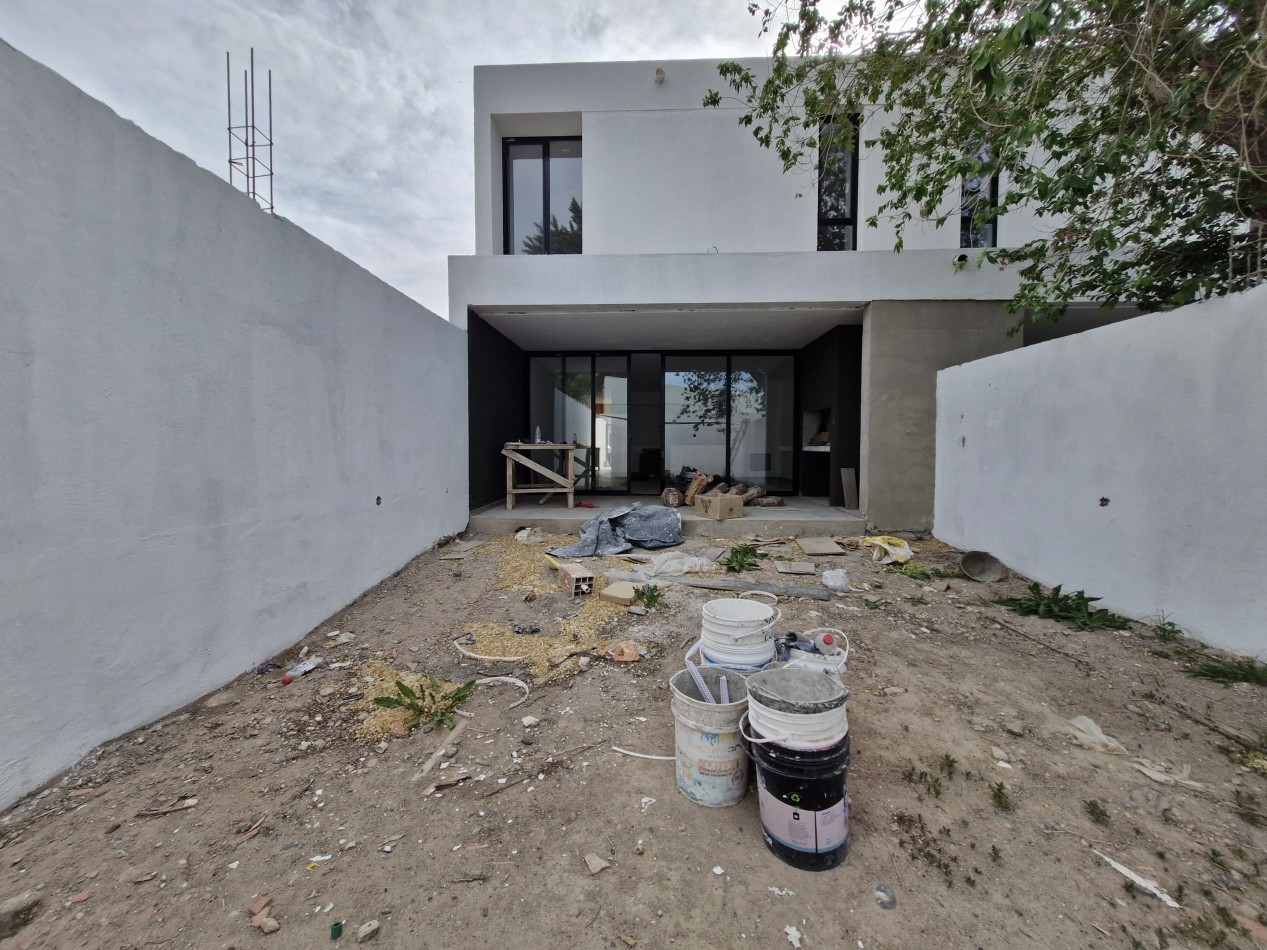 CASA DUPLEX 2 HAB EN B° CINCO SOLES - PLOTTIER